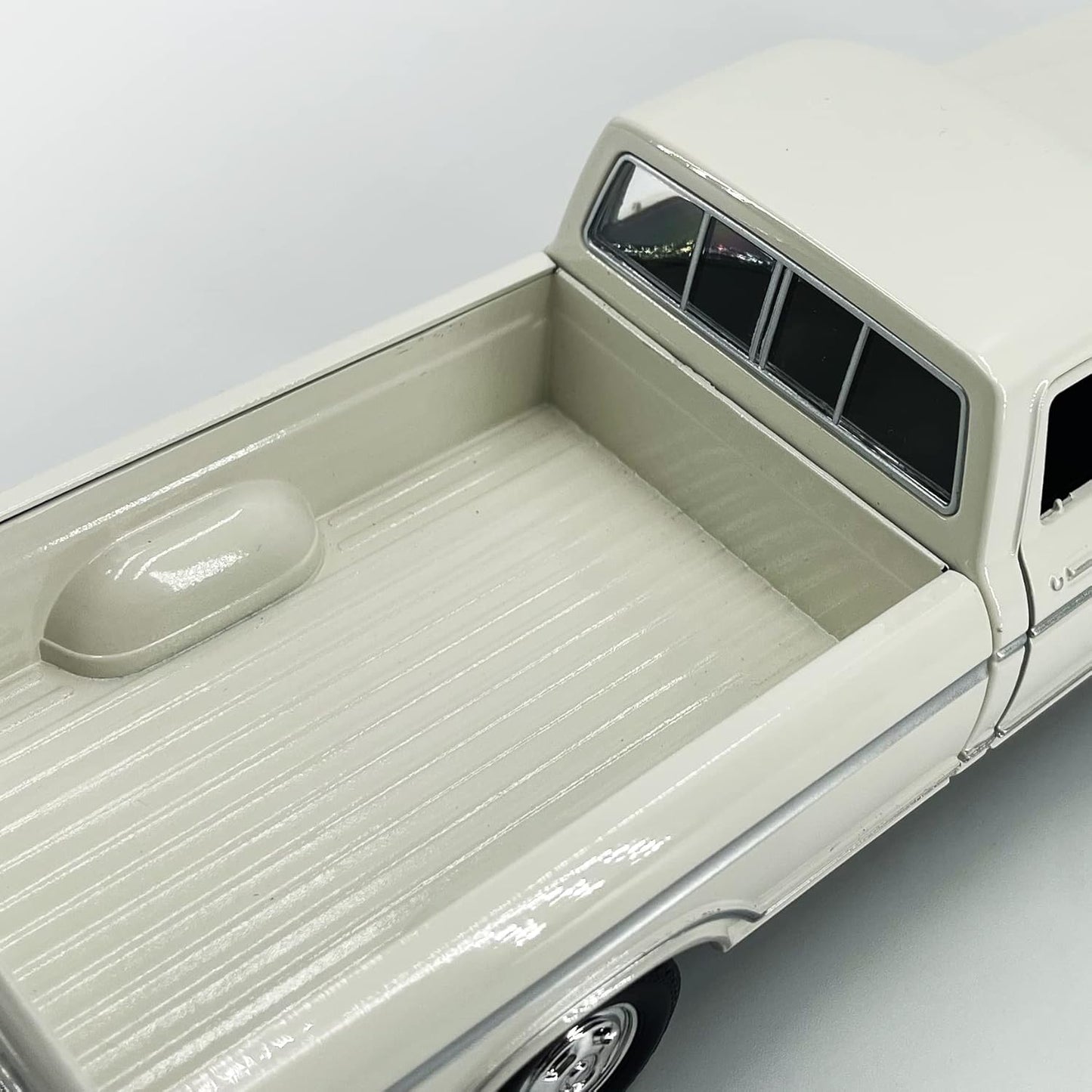 1979 Ford F-150 Pickup Truck - Exclusive 1:24 Diecast Model with Realistic Details and Premium Finish