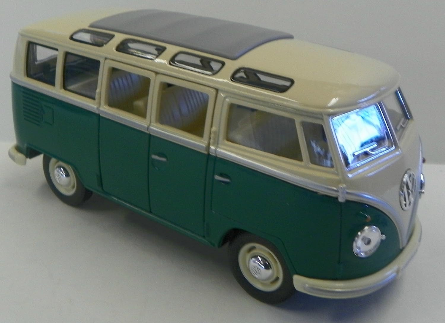 Revive the Spirit of the '60s with the KINGSMART 1962 Volkswagen Classic Hippy Bus – A Playful Die-Cast Metal Model in Vibrant Green, 1:24 Scale with Pull-Back Action!
